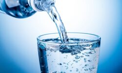 متخصص تغذیه: مصرف زیاد آب تأثیری بر افزایش طول عمر ندارد