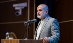 وحیدی: همه دل در گروی ایران “بزرگ، قدرتمند و متحد” داریم/ “پرچم و سرود ایران” به انسان ‌آرامش می‌دهد