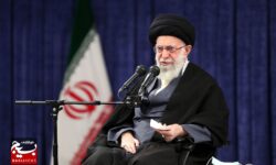 امام خامنه‌ای(مدظله العالی) در دیدار صدها تن از فرماندهان و کارکنان نیروی هوایی و پدافند هوایی ارتش: ۲۲ بهمن امسال مظهر اتحاد ملی و خنثی شدن راهبرد دشمن خواهد شد