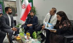 بازدید خانم اَمل جلال رئیس کمیته توسعه و گردشگری اقلیم کردستان عراق از غرفه منطقه آزاد چابهار در نمایشگاه بین‌المللی گردشگری سلیمانیه عراق