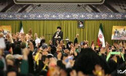 رهبر انقلاب اسلامی در دیدار هزاران نفر از دانش‌آموزان و دانشجویان: بدون کمک‌های همه‌جانبه آمریکا، رژیم صهیونیستی فلج خواهد شد