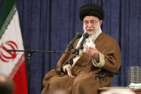 رهبر انقلاب: هر کس مخاطبی دارد باید حضور مردم در صحنه را ترویج کند