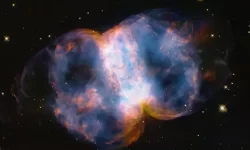 عکس خیره‌کننده ناسا از «دَمبل کیهانی» به مناسبت سی و چهارمین سالگرد تلسکوپ هابل