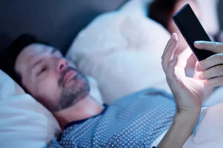 چرا نباید قبل از خواب از تلفن همراه استفاده کرد و چگونه می‌توان این عادت را ترک کرد؟