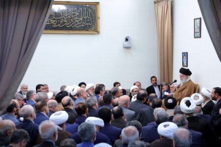 رهبر انقلاب: مسائل کشور را به گفت‌وگوها گره نزنیم